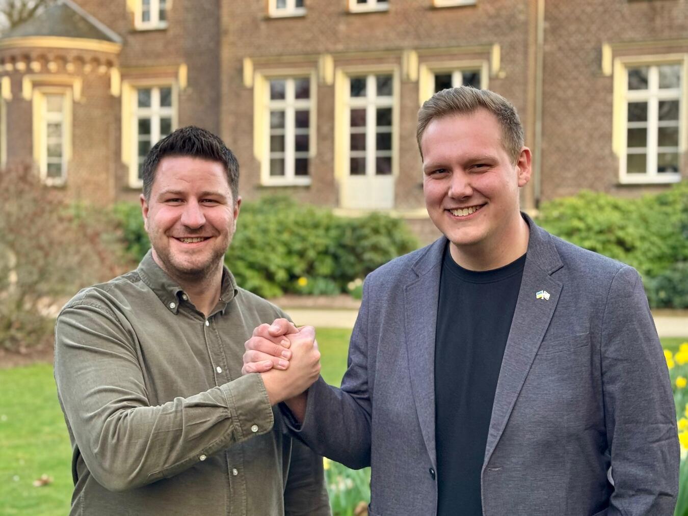 Steffen Feltens (l.) gratuliert Roman Straub zu seiner Nominierung. Foto: FDP Geldern