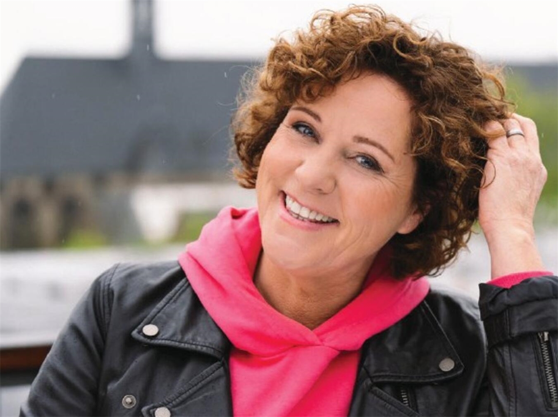 Steffi Neu stellt ihr neues Buch in Sevelen vor. Foto: Annika Graeff