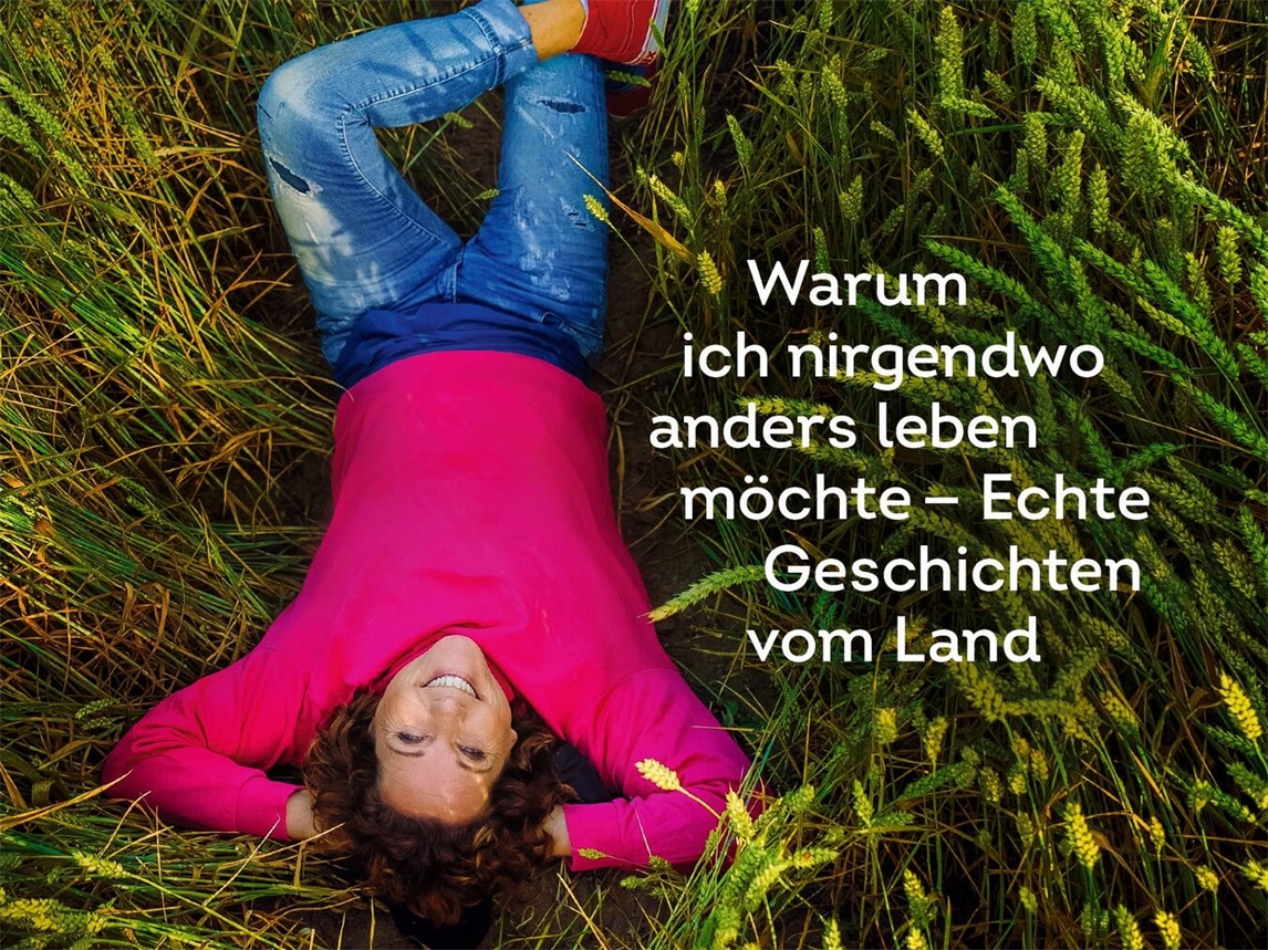 "Steffi Neu präsentiert ihr Buch 'Landl(i)eben' in Pont, lächelnd mit Buch in der Hand, Autorin, Buchvorstellung, Steffi Neu"