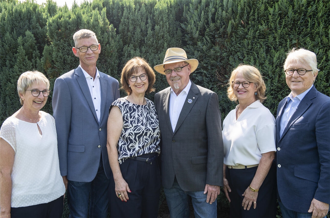 Stehen am Freitag, 5. September, bei der Hartefelder „Herbstkirmes“ zum 70-jährigen Bestehen von „Blau-Weiß“ im Mittelpunkt: Der Festkettenträger der Vereinsgemeinschaft, Herbert van Stephoudt und seine Frau Sabine (Mitte), sowie die Adjutanten Robert Schmaelen mit seiner Frau Gabi (links) und Hans Glock mit seiner Frau Susanne (rechts). Foto: Heinz Spütz