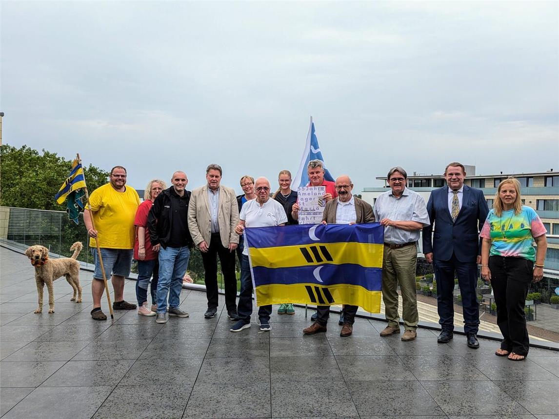 Stehen (auch bei Regen) hinter der Partnerschaft: Vertreter der Ameland-Lager St. Mariä Himmelfahrt Kleve, DJK Rhenania Kleve, Nordwacht Keeken, der Lager Griethausen und Kellen sowie Partnerschaft-Unterstützer aus Politik und Wirtschaft. NN-Foto: vs