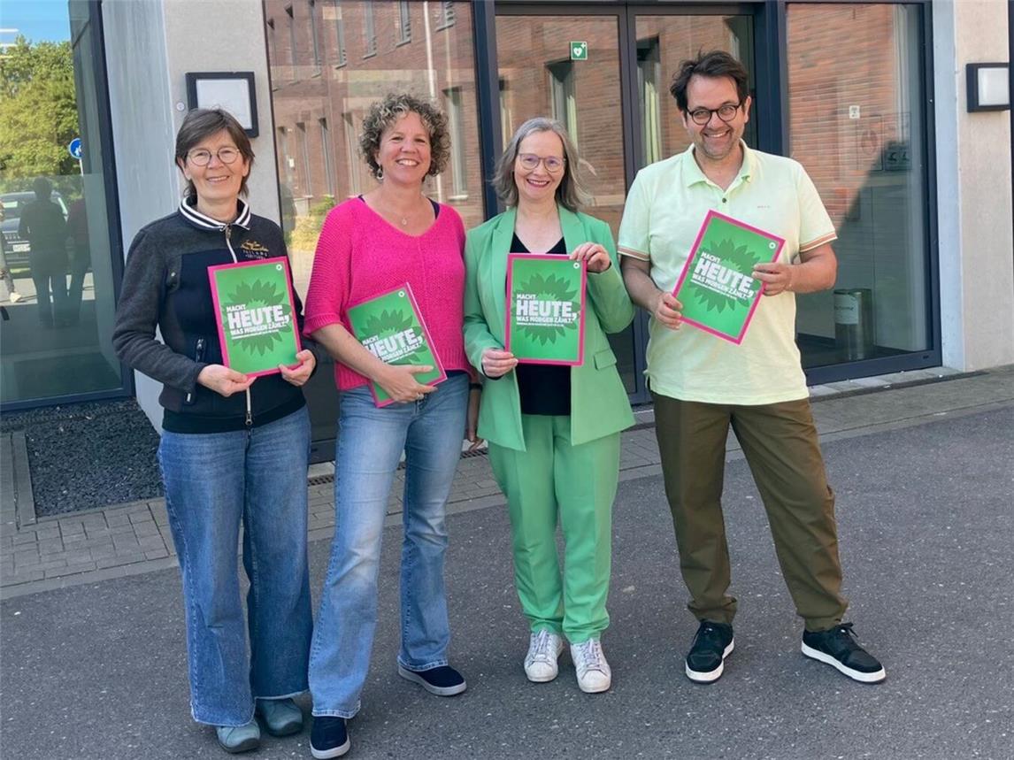 Stehen hinter dem Programm (v.l.): Veronica Vasterling (Sprecherin), Kristin Lemhöfer (Beisitzerin und Endredaktion), Ulrike Wäckers (Fraktion und Endredaktion) und Oliver Roth (Sprecher). Foto: Grüne Kleve
