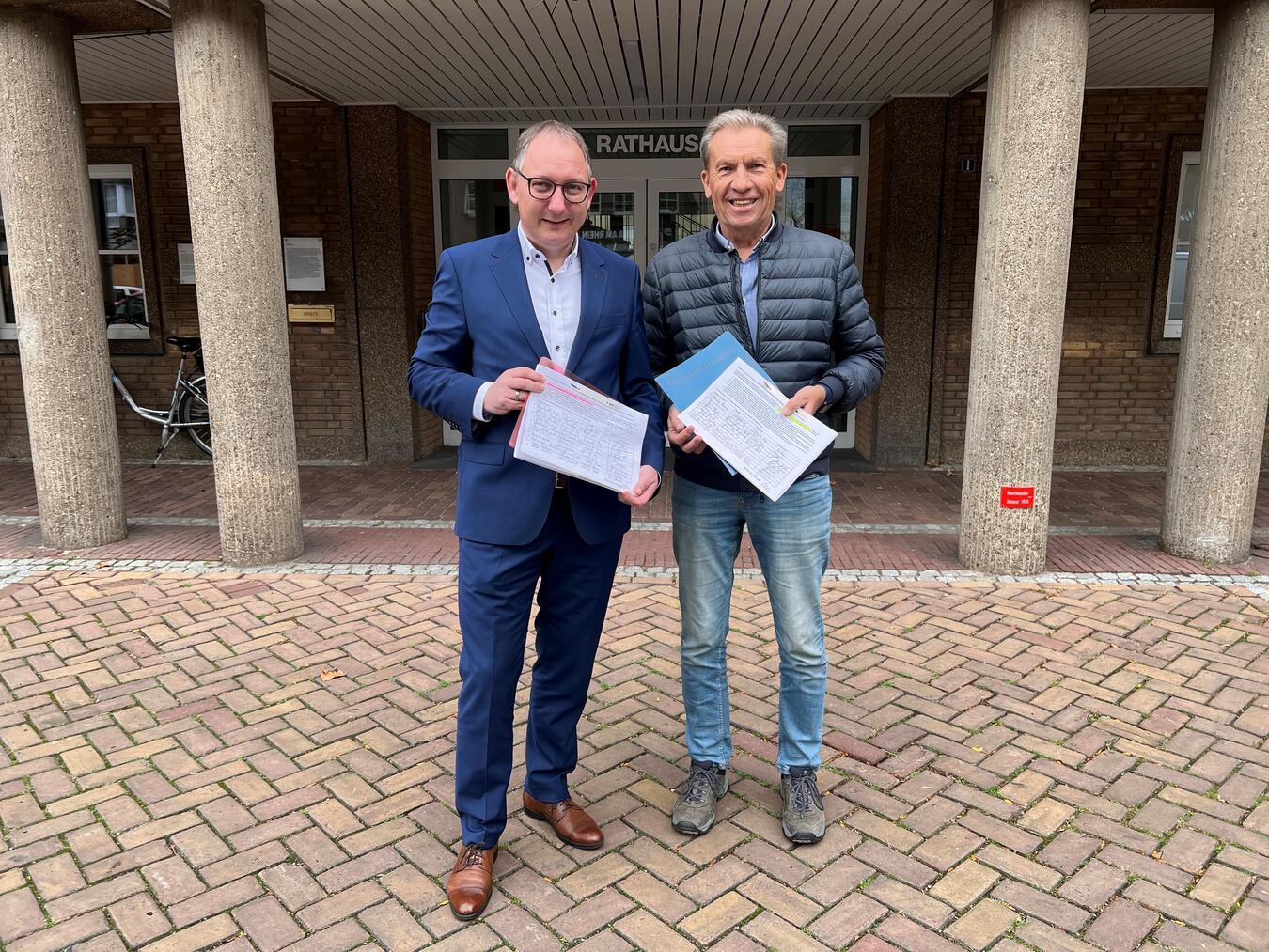 Stehen Seite an Seite: Bürgermeister Sebastian Hense (l.) und der Millinger Ortsvorsteher Jürgen Klug. Foto: Stadt Rees