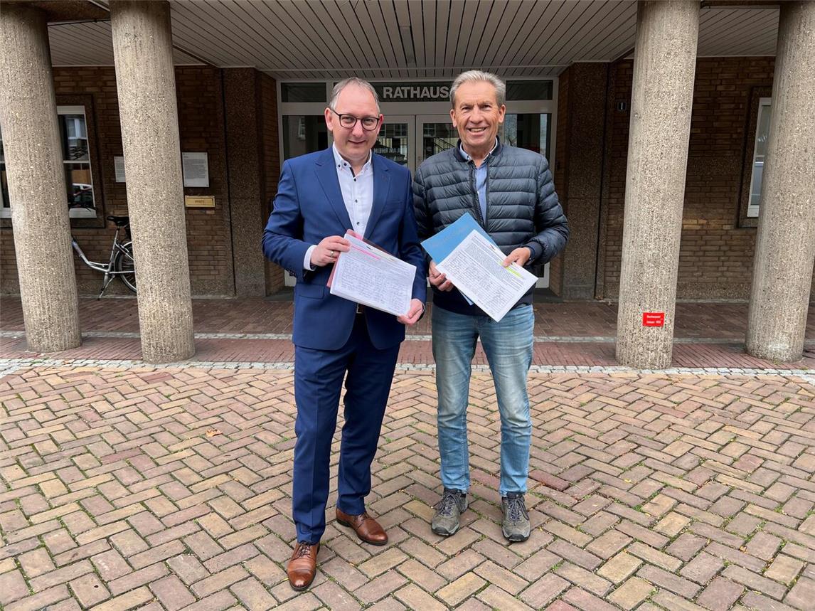 Stehen Seite an Seite: Bürgermeister Sebastian Hense (l.) und der Millinger Ortsvorsteher Jürgen Klug. Foto: Stadt Rees