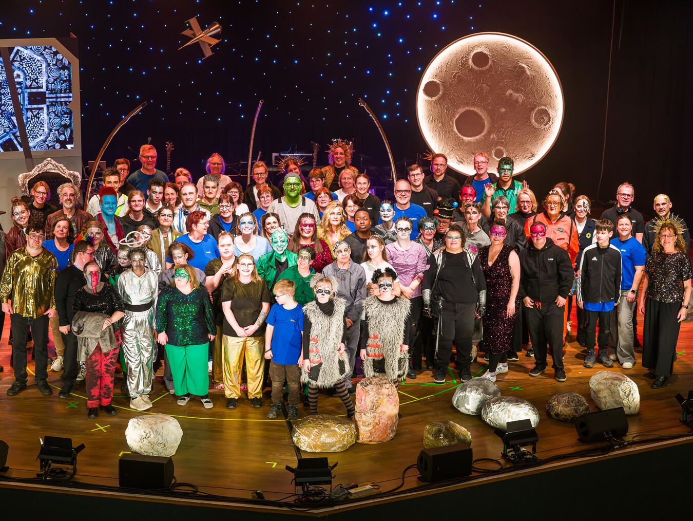 Stehende Ovationen von insgesamt knapp 3.000 Zuschauern und mitunter ausverkaufte Häuser waren der Lohn für die Mühen des beliebten Ensembles. Foto: Jürgen Baetzen