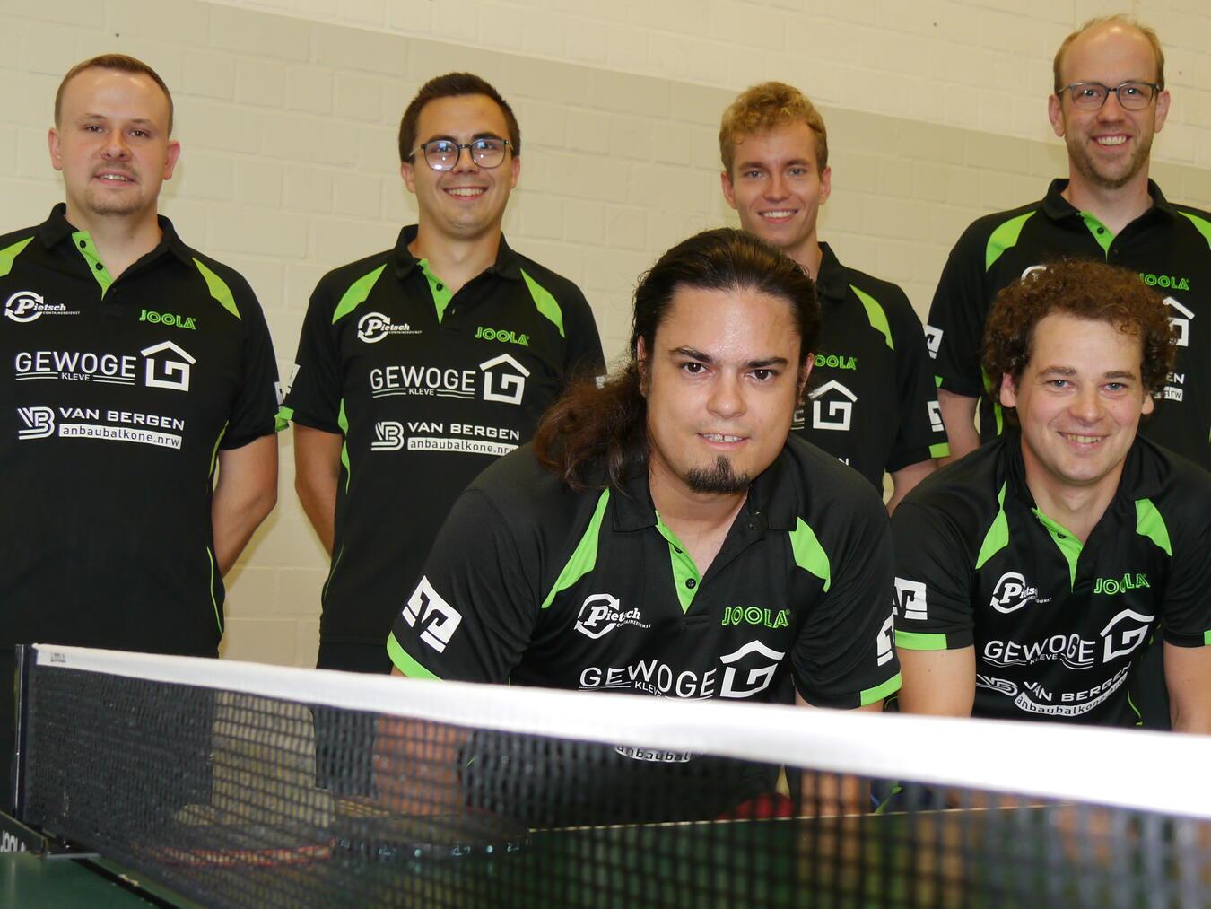 Steigen in die Verbandsliga auf (v.l.): Daniel Marquard, Julian Binn, Hendrik ter Steeg, Christian Schlesinger, (vorne, v.l.) Oliver Jansen, Johannes Kirchner. Es fehlt Jens Westerbeck. Foto: DJK Rhenania Kleve