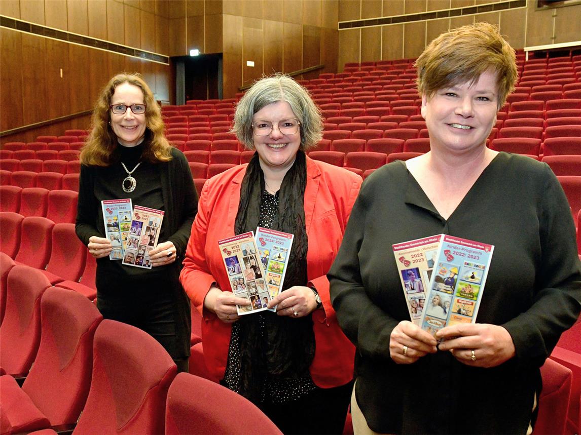 Stellen das neue Theaterprogramm in Emmerich vor: (v. l.) Sabine Sdrenka, Andrea Joosten und Sabine Boers. NN-Foto: Rüdiger Dehnen