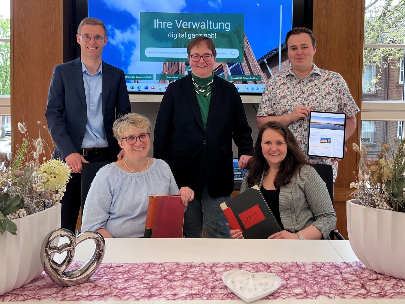 "Vorstellung des Urkundenportals der Stadt Rees durch Stadtpersonal, darunter Standesbeamtinnen und das Digitalisierungsteam."