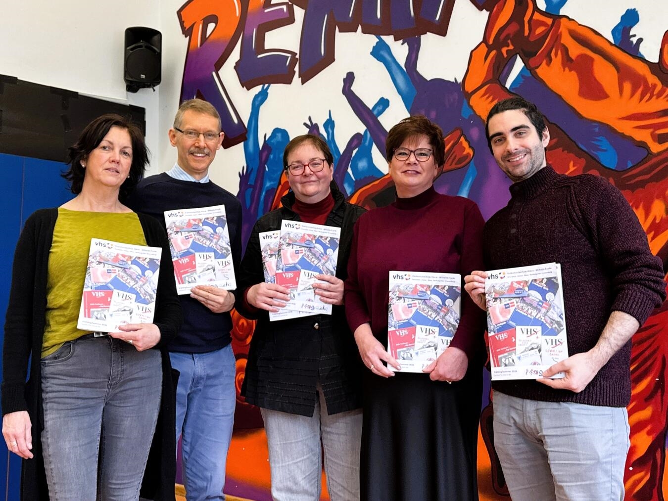 Stellen das neue VHS-Programm  auch für Emmerich und Rees vor: (v. l.) Susanne Hoos, Alf-Thorsten Hausmann, Sigrid Mölleken, Sabine Boers und Mike Brendt. Foto: Stadt Rees