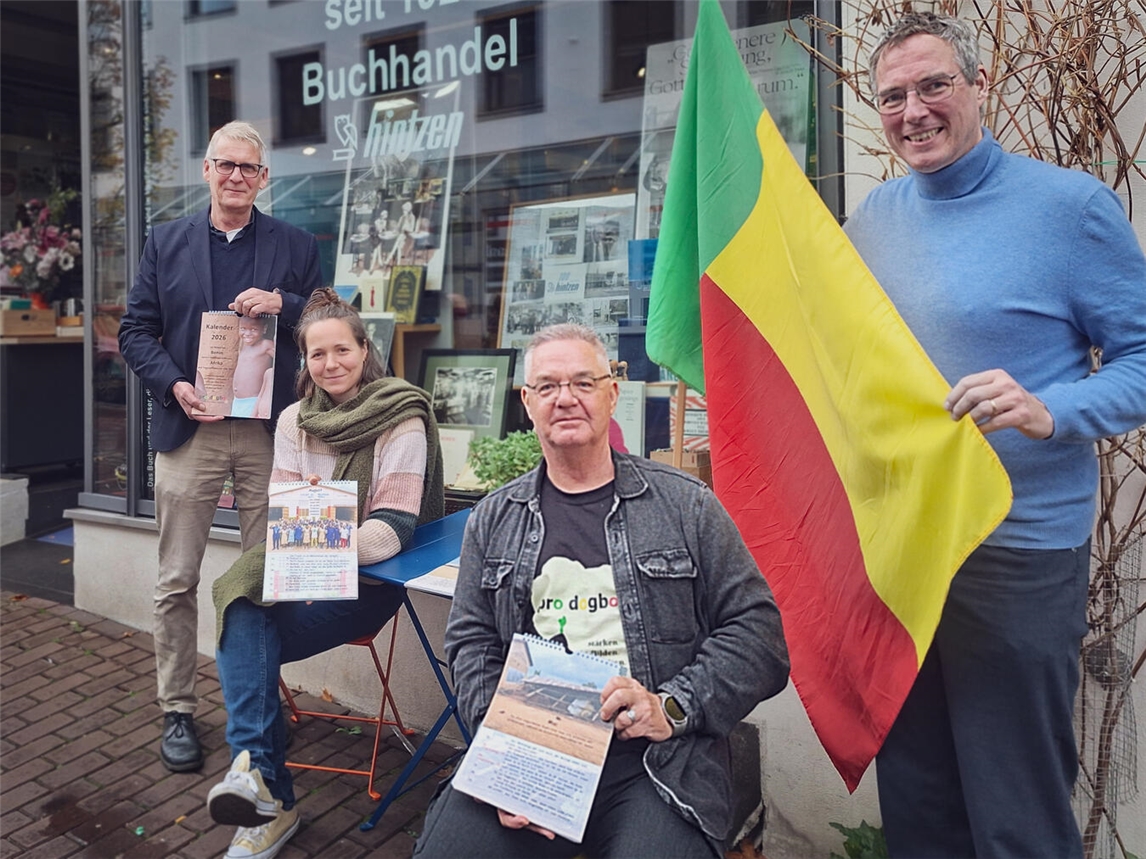 Stellen den neuen Kalender von pro dogbo vor: (v. l.) Matthias Hintzen, Kathrin Verhoeven, Klaus van Briel und Daniel Giebels. Foto: privat