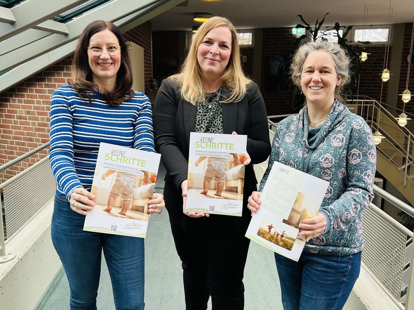 Stellen die Broschüre vor (v.l.): Beate Pauls (stellvertretende Fachbereichsleiterin Personal und Schule), Kathrin van den Boom (vandenboom.Mediendesign) und Mila Siebers (Fachbereich Personal und Schule. Foto: Gemeinde Sonsbeck