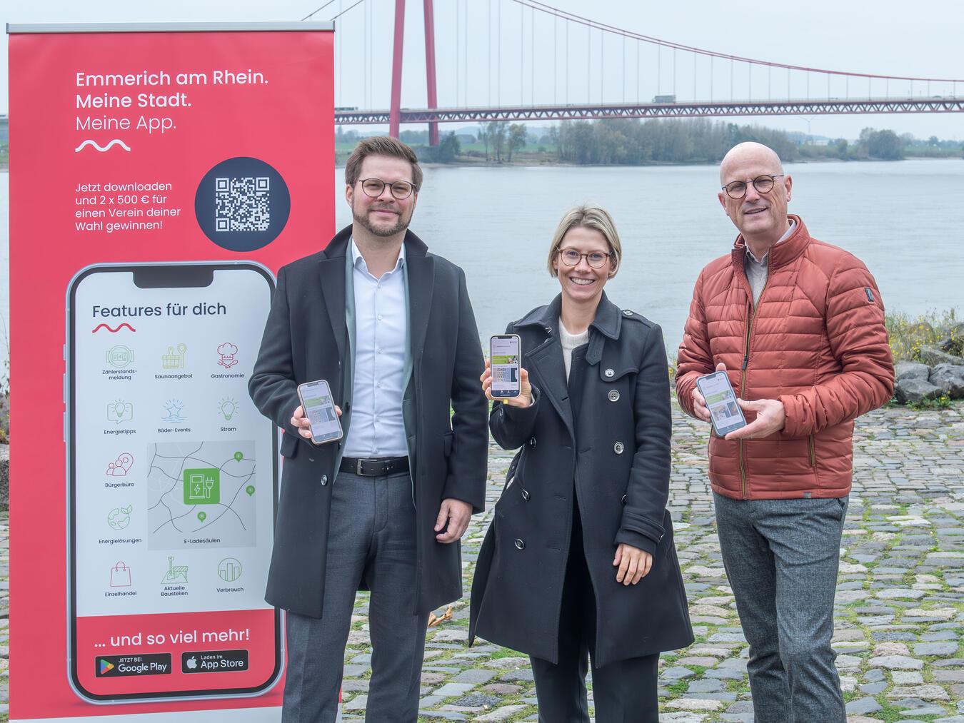 Der digitale Begleiter: Stadt-App für Emmerich Stellen die neue Stadt-App vor: (v. l.) Tobias Mies, Sara Kreipe und Peter Hinze. NN-Foto: Gerhard Seybert