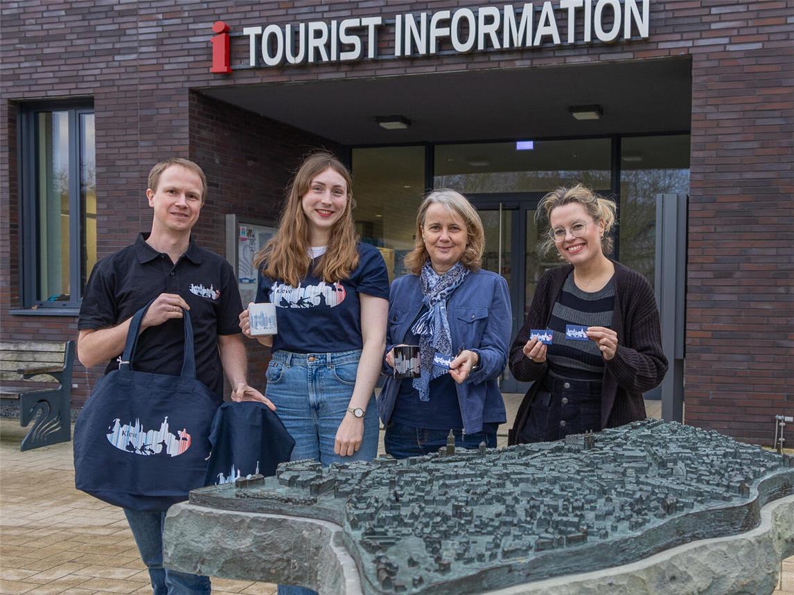 Stellen einige Produkte vor (v.l.): Christoph Bors (Klimaschutzmanager), Merle Gemke (Klimaanpassungsmanagerin), Martina Gellert (WTM), Kristina Janßen (WTM). Foto: Stadt Kleve. 