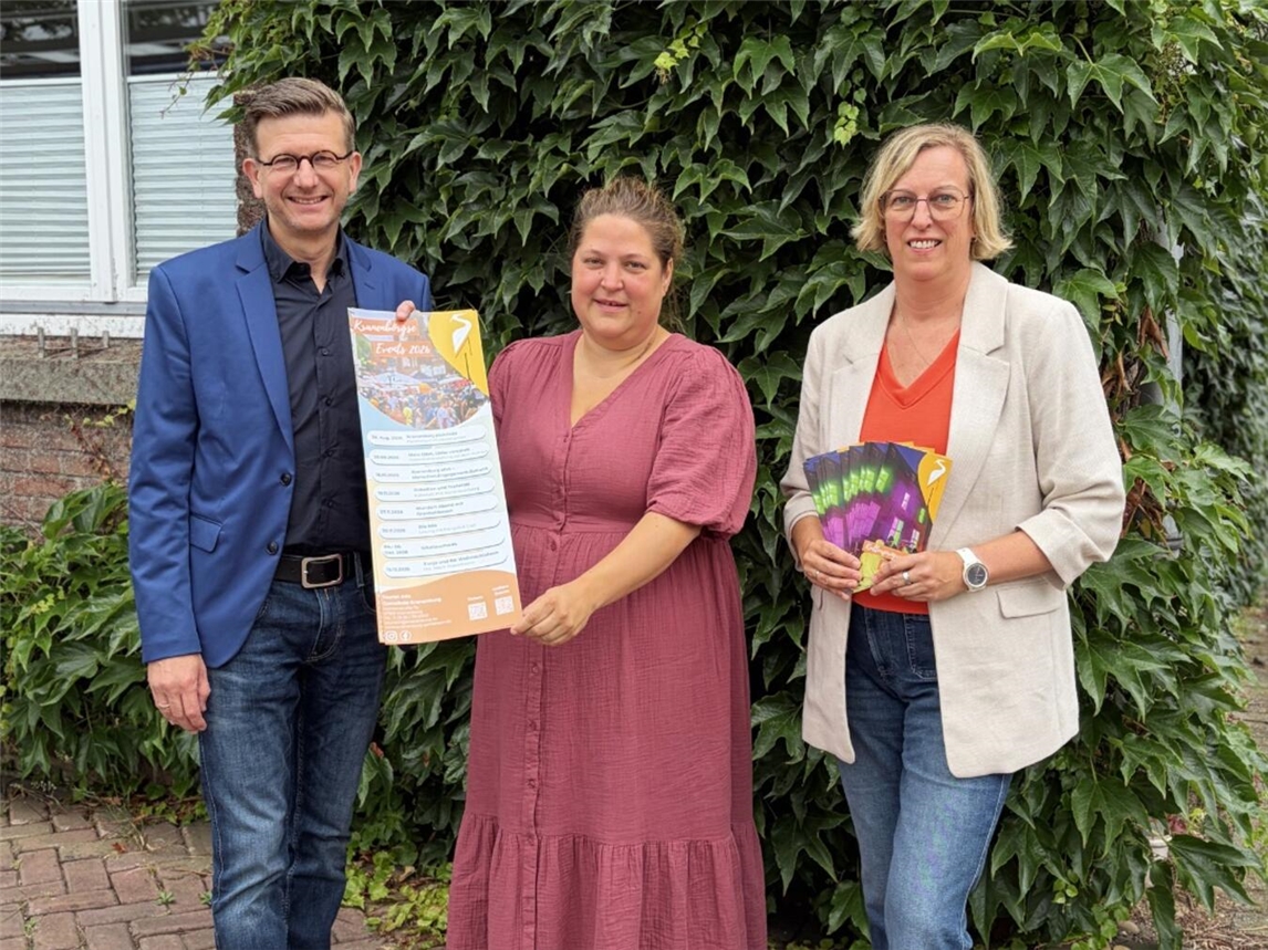 Bürgermeister Martin Kepser, Anne Peimann und Silke Dückerhoff präsentieren Kulturprogramm der Gemeinde Kranenburg.