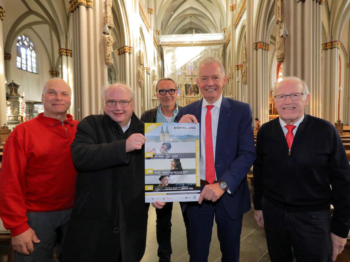Stellten das Programm der Domklang-Reihe vor (v.l.n.r): Johannes Schubert (Dombauhütte), Propst Stefan Notz, Rüdiger Eichholtz (künstlerischer Leiter), Bernd Zibell (Sparkassenvorstand) und Wilhelm van gen Hassend (Bürgerstiftung Sparkasse). Foto: Armin Fischer/Sparkasse am Niederrhein