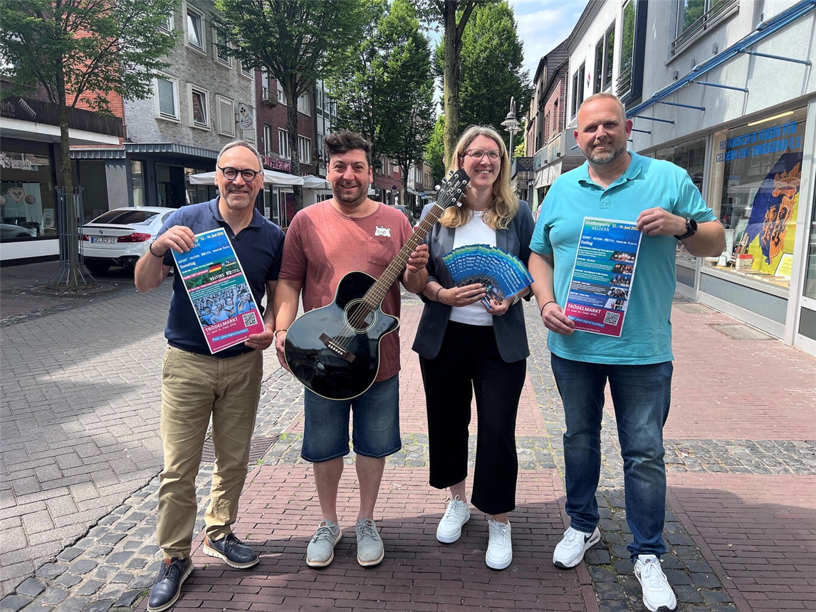 Vorstellung des Straßenparty-Programms 2026 durch Rainer Niersmann, Benedikt May, Tina Ganster und Carsten Zündorf.