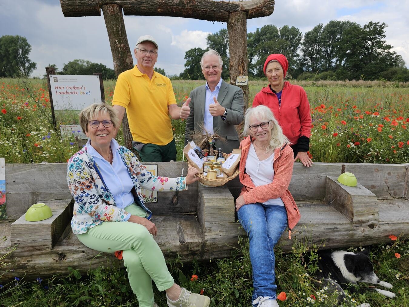 Andreas Mesch und Team präsentieren Kunstprogramm mit Marion Ruthardt; Gruppenfoto beim Event.