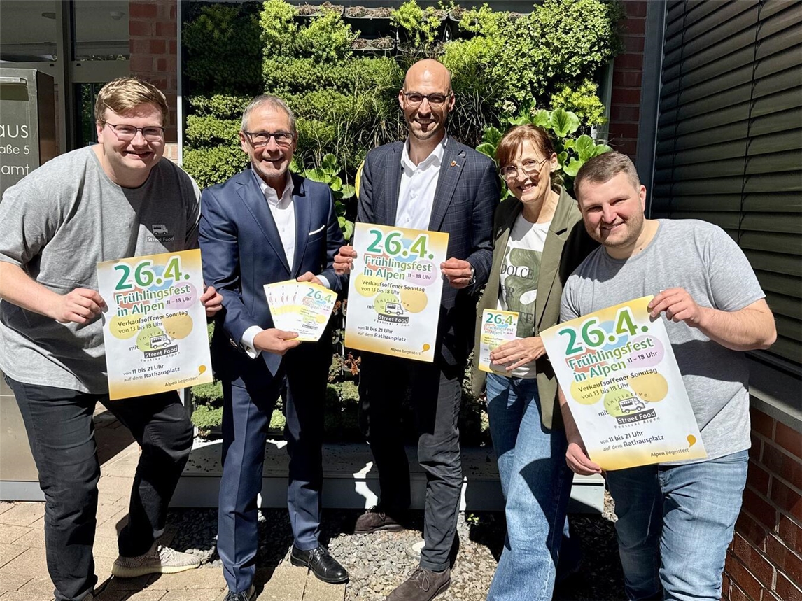 Stellten das Programm vor: Matthias Huxhagen (Initiative Street Food Festival Alpen), Guido Lohmann (Volksbank Niederrhein), Bürgermeister Ludger Staymann, Petra Romba (Wirtschaftsförderung Alpen) und Frederik Paul (Initiative Street Food Festival Alpen; v.l.)