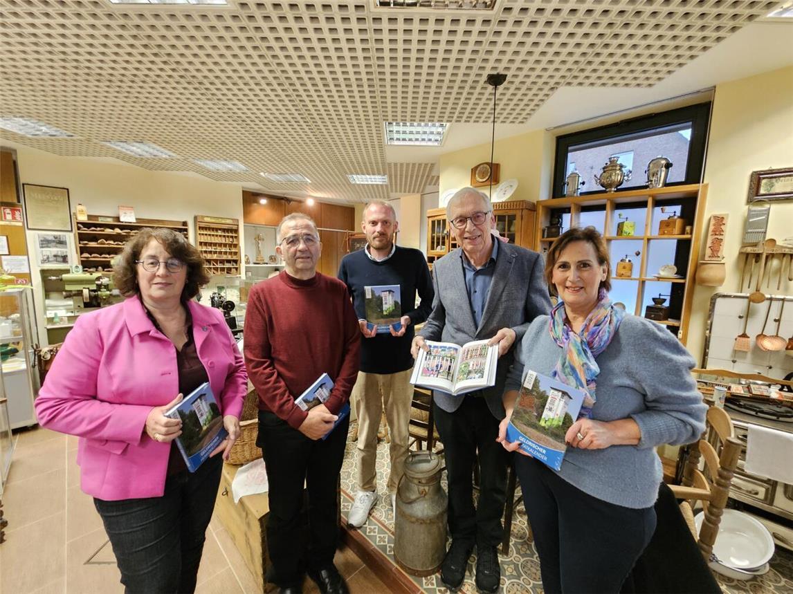 Stellten den Geldrischen Heimatkalender 2025 vor: (v.l.) Rheurdts stellvertretende Bürgermeisterin Agnes Teilmans, Dr. Gerhard Milbert (Redaktion), Dr. Matthias Schrör, Gerd Halmanns und Claudia Koschare (Verein für Gartenkultur und Heimatpflege Schaephuysen). NN-Foto: T. Langer
