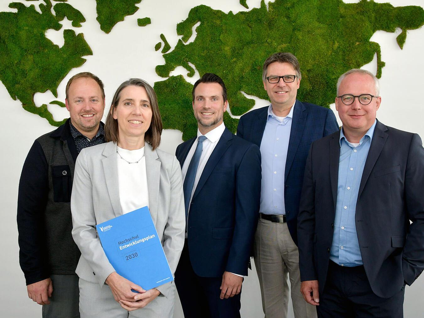 Stellten den Hochschulentwicklungsplan vor: Professor Dr. Jörg Petri, Dr. Petra Radtke, Diplom-Kaufmann Michael Strotkemper, Professor Dr. Oliver Locker-Grütjen und Professor Dr.-Ing. Peter Kisters. NN-Foto: Rüdiger Dehnen