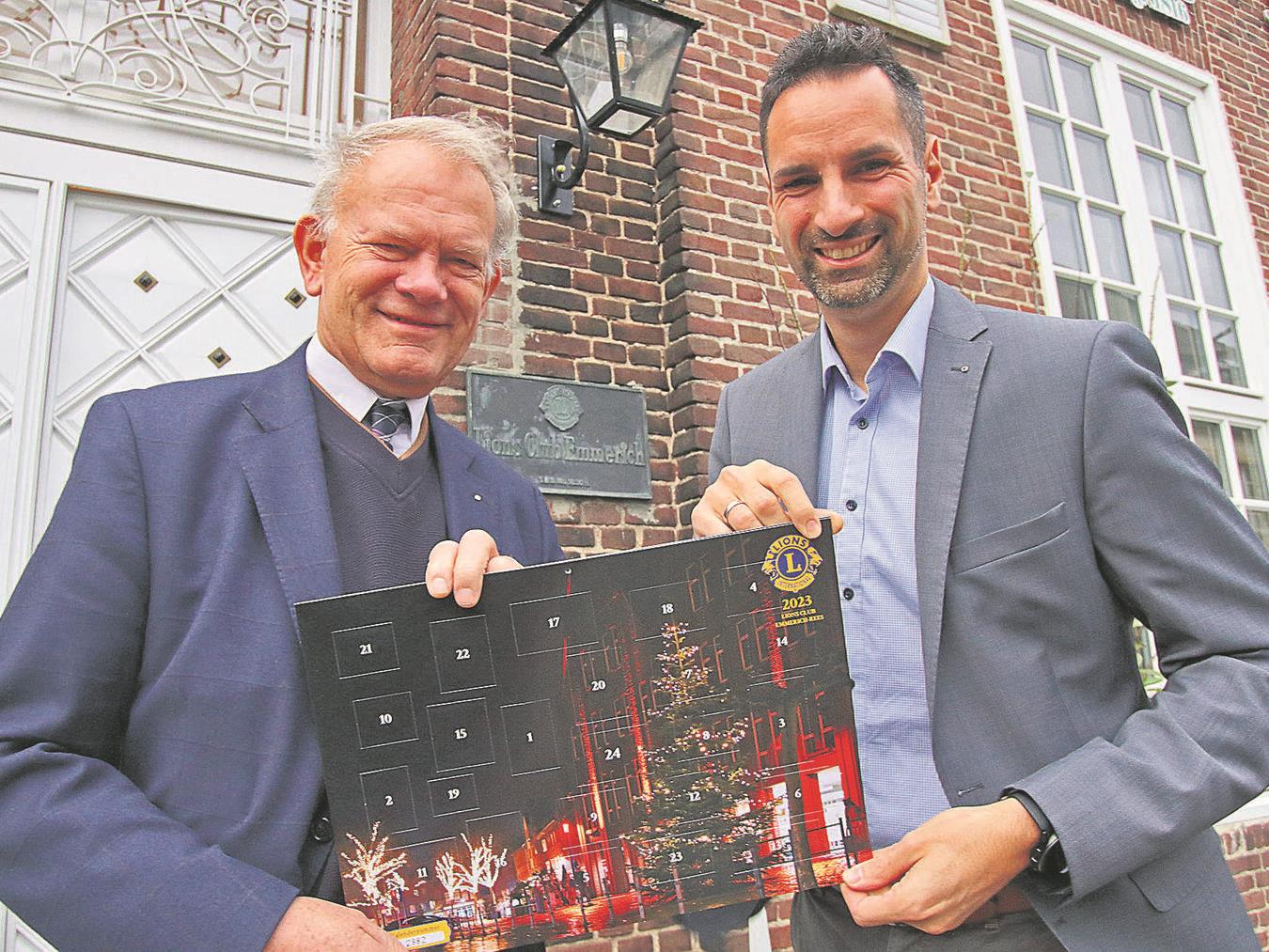 Lions-Adventskalender: Der Verkauf startet heute Stellten den Kalender vor (v. l.): Gerardus Brus (Lions, Tale Twister) und Peter Schau (Lions). NN-Foto: Theo Leie
