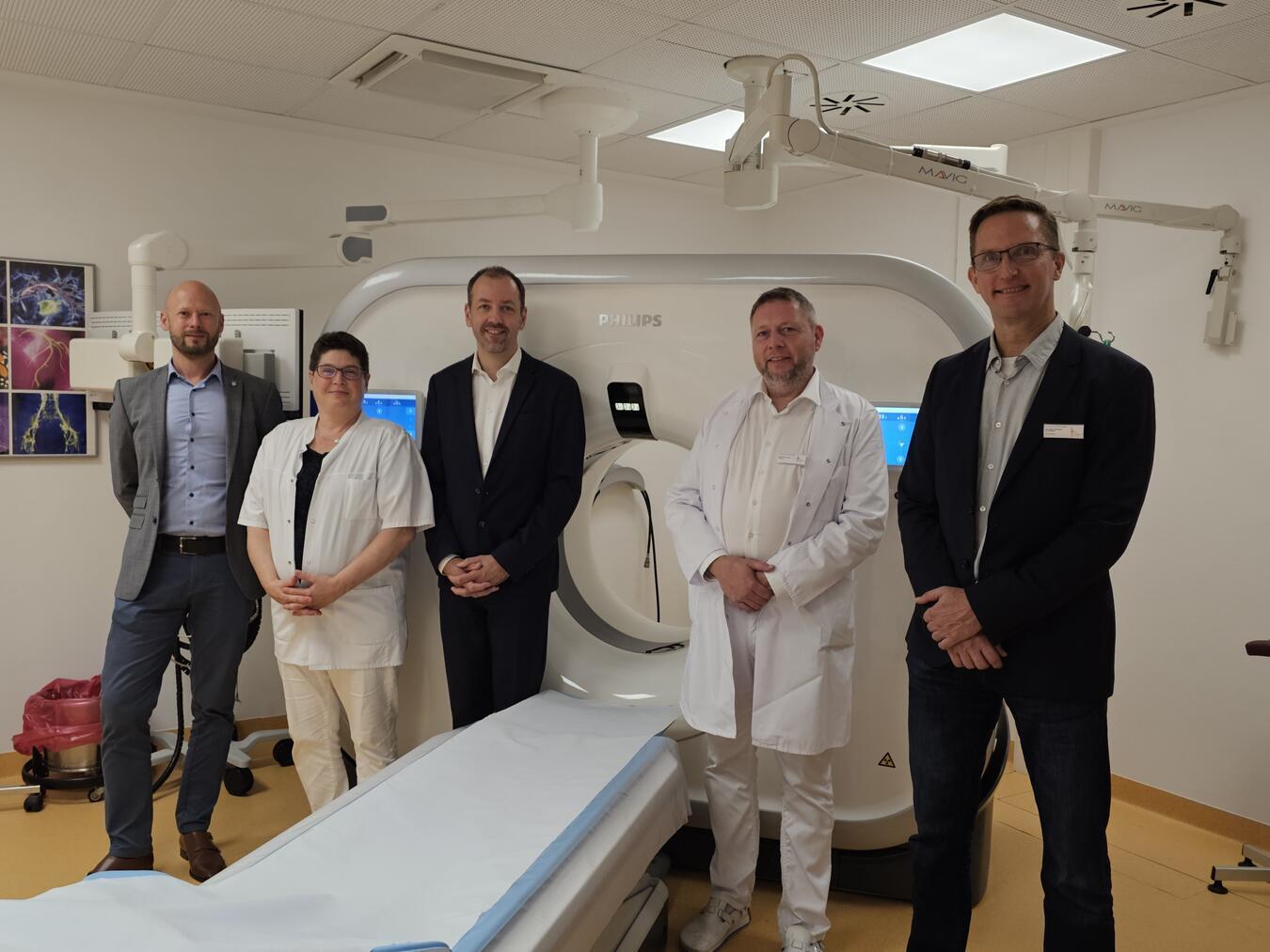 Stellten den neuen CT vor: (v.l.) Nils Reinkelürs (Philips), Sabine Enge (kommissarische Leitung MTR), Jörg Seehafer (Philips), André M. Kremer und Dr. Andreas Schroeder. NN-Foto: Thomas Langer