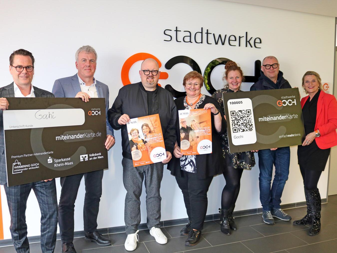 Stellten die neue, digitale miteinanderKarte vor (v. l.): Carsten Ostendorp (Sparkasse Rhein-Maas), Thomas Grootens (Volksbank an der Niers), Carlo Marks (Geschäftsführer Stadtwerke Goch), Karin Arntz (Werbering Goch), Kristina Derks (Stadtwerke Goch, Leitung Marketing und Vertrieb), Christian Kusenberg (Edeka Kusenberg) und Petra Kellenaers (Stadtwerke Goch, Service-Team/Beratung miteinanderKarte). NN-Foto: CDS