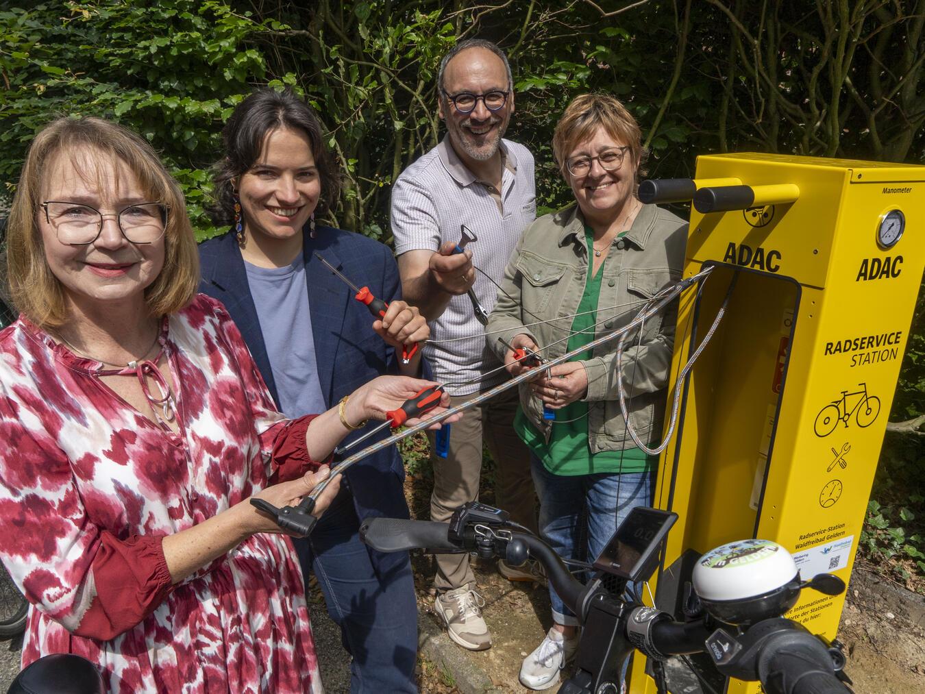 Stellten die neue Service-Station vor: (v.l.) Andrea Schmitz (Vorsitzende ADAC Nordrhein), Marlene Riegler (Team Umwelt, Klima und Mobilität der Stadt Geldern), Rainer Niersmann (Leiter Tourismus, Kultur und Marketing der Stadt Geldern) und Doris Germes (Projektleitung Waldfreibad Walbeck).NN-Fotos: Gerhard Seybert