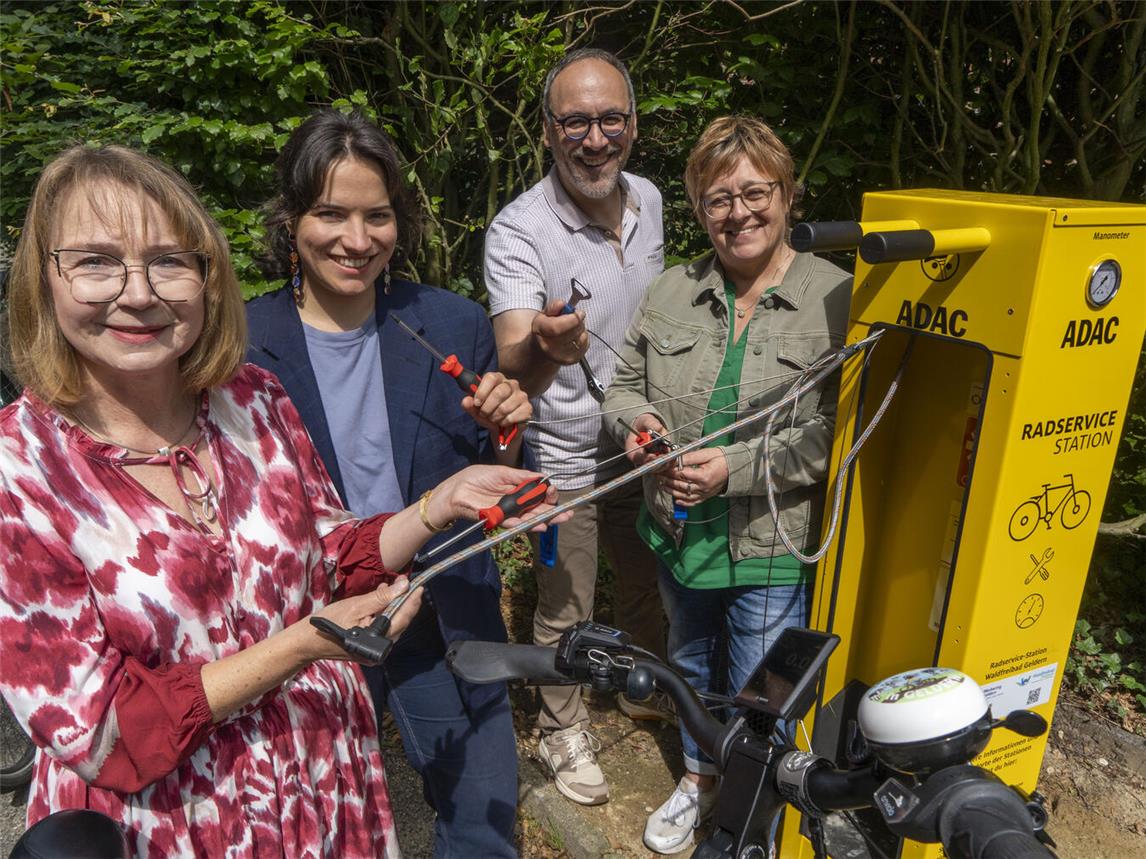 Stellten die neue Service-Station vor: (v.l.) Andrea Schmitz (Vorsitzende ADAC Nordrhein), Marlene Riegler (Team Umwelt, Klima und Mobilität der Stadt Geldern), Rainer Niersmann (Leiter Tourismus, Kultur und Marketing der Stadt Geldern) und Doris Germes (Projektleitung Waldfreibad Walbeck).NN-Fotos: Gerhard Seybert