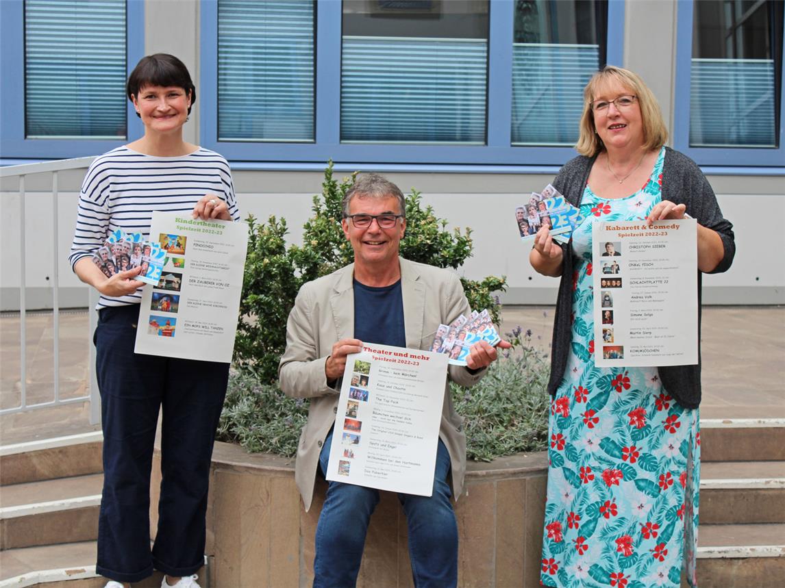 Stellten die neue Spielzeit vor: Dorothee Brunner (r.) und Jeanette Haas vom Kulturbüro mit Bürgermeister Dietmar Heyde. NN-Foto: Thomas Langer