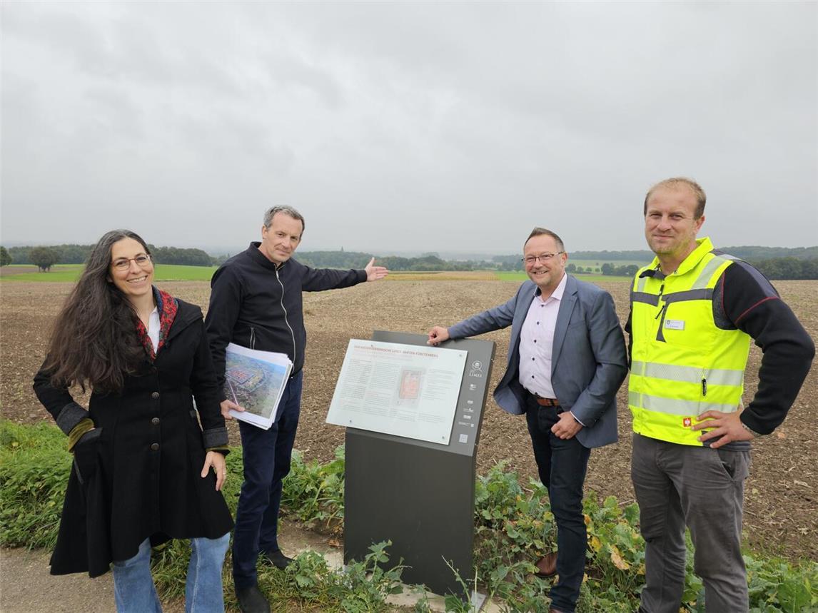 Stellten die neuen Tafeln vor: (v.l.) Dr. Marion Brüggler, Steve Bödecker, Bürgermeister Thomas Görtz und Christian Schmitz (Baubetriebshof DBX). NN-Foto: Thomas Langer