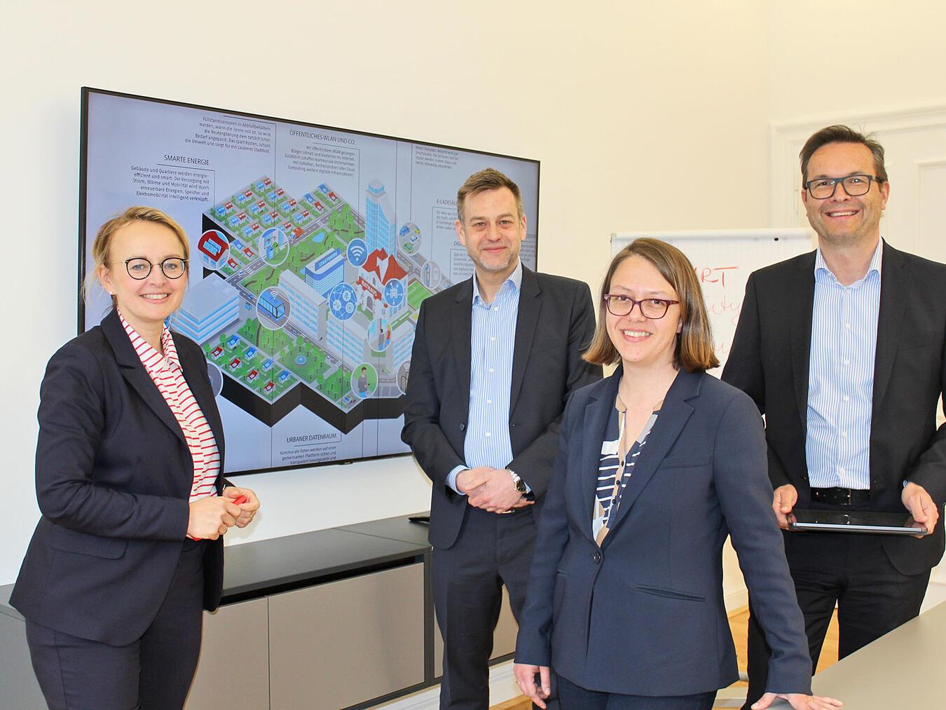 Stellten die Pläne für die Smart City vor: (v.l.) Jennifer Strücker (Stadtwerke), Nils Stroink (Netzwerkpartner), Janine Segref (Wirtschaftsförderung) und Bürgermeister Sven Kaiser. NN-Foto: T. Langer