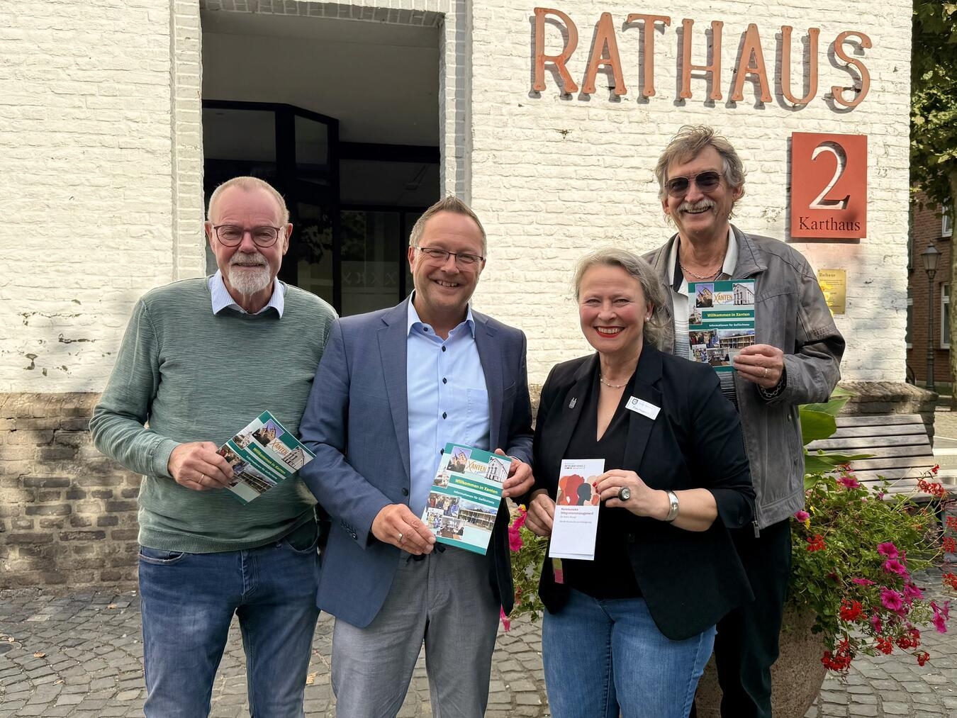 Stellten die Willkommensbroschüre für Flüchtlinge in Xanten vor: Wolfgang Schneider, Bürgermeister Thomas Görtz, Dorota Hegerath und Ernesto Riehl (v.l.)