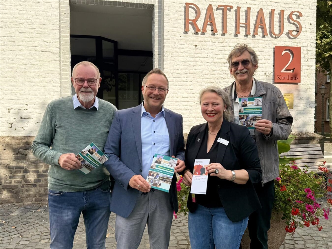 Stellten die Willkommensbroschüre für Flüchtlinge in Xanten vor: Wolfgang Schneider, Bürgermeister Thomas Görtz, Dorota Hegerath und Ernesto Riehl (v.l.)
