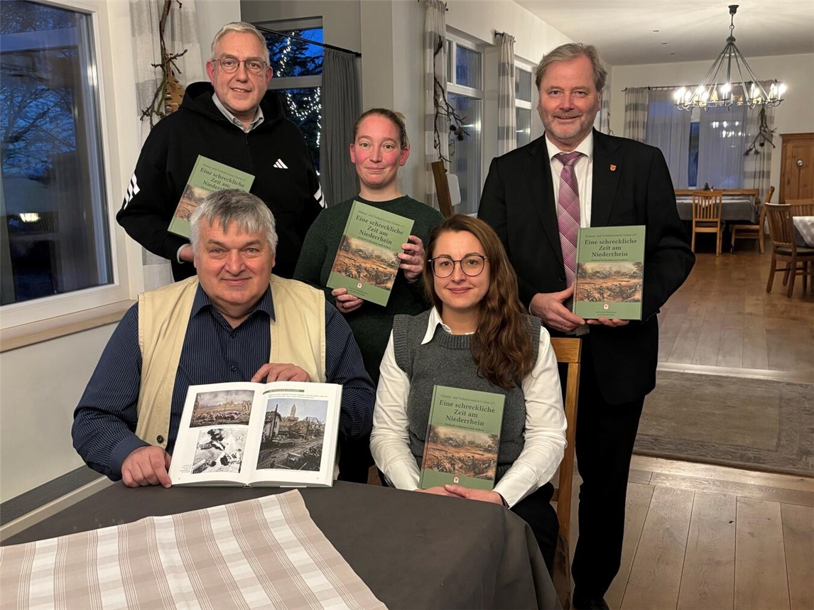 Stellten gemeinsam das neue Buch des Heimatvereins Uedem vor (hintere Reihe, v.l.): Guido Cladder (Geschichtskreis), Sonja Terhorst (Archivarin der Gemeinde Uedem) und Bürgermeister Rainer Weber; vorne: Michael Lehmann (Vorsitzender des Heimatvereins) und Anna Schulz (Gemeinde Uedem). Michael Lehmann bedankte im Rahmen der Präsentation bei allen Unterstützern und der Gemeinde Uedem. NN-Foto: CDS