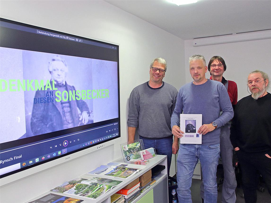 Stellten jetzt die Kurzfilmreihe „Denkmal an diesen Sonsbecker“ vor (v.l.): Thomas Grütters, Dietrich von Quistorp, Viktor Ingendae und Veit Scheuermann (VTS-Medienproduktion). NN-Foto: Theo Leie