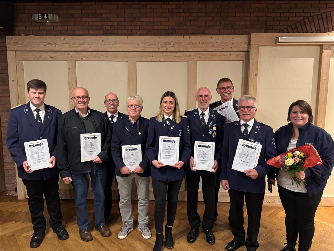 Stellten sich gemeinsam mit dem Vereinsvorsitzenden des Spielmannszuges „Blau-Weiß“ Hartefeld, Norbert Clancett (3. v. l.), zum Erinnerungsfoto im Saal der „Dorfschmiede“ dem Fotografen: Die Jubilare (v. l.) Sven Grunendahl, Bernd Janßen, Hans Glock, Laurie Forthmann, Hansa Christian, Willi Laumann und Wolfgang Terlinden. Ein besonderes Dankeschön galt Lea Laumann (r.), die aus ihrem Amt als langjährige Schriftführerin mit viel Applaus verabschiedet wurde. Foto: hvs