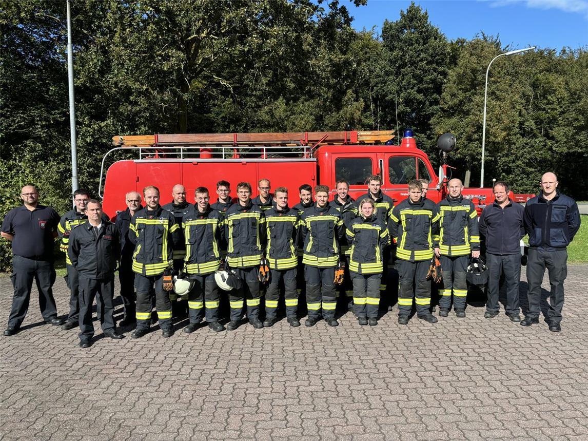 Stellten sich nach erfolgreicher Prüfung am Gelderner Feuerwehrhaus dem Fotografen: Die Teilnehmer des Ausbildungs-Moduls Drei bei der Freiwilligen Feuerwehr Geldern. Foto: Thomas Schauenberg