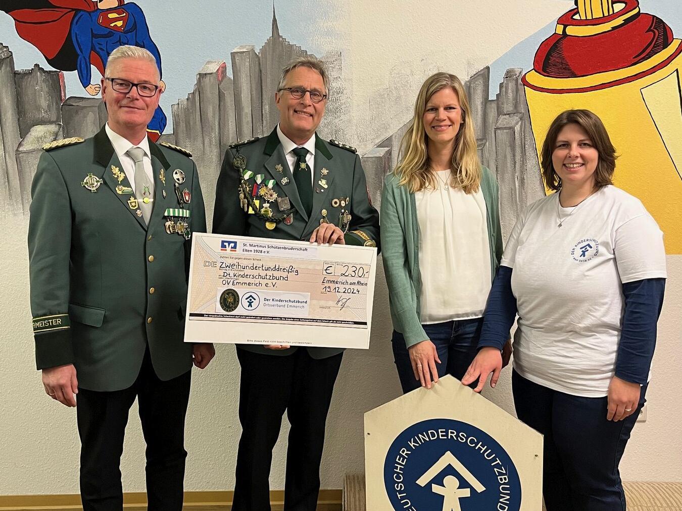 Stellvertretend für alle Eltener Sammler wurde von Henry Slagmeulen, Gregor Pollmann und René Bolk (nicht im Bild) ein Scheck in Höhe von 230 Euro an Anne Koch und Mona Janßen vom Kinderschutzbund Emmerich übergeben. Foto: privat