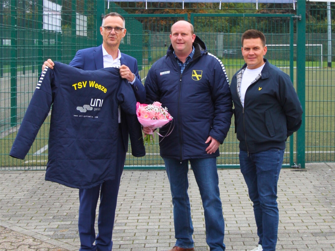 Stellvertretend für alle Trainer der Fußballjugendabteilung vom TSV Weeze nahm Andreas Ingenbleek (Bildmitte) die Jacken von Geschäftsführer Georg Janßen (links) des neuen Premiumsponsors UNI-Geräte GmbH entgegen. Rechts im Bild Jan Kujawa, Mitarbeiter der Firma UNI-Geräte GmbH und Fußballjugendtrainer beim TSV Weeze. Foto: Gemeinde Weeze