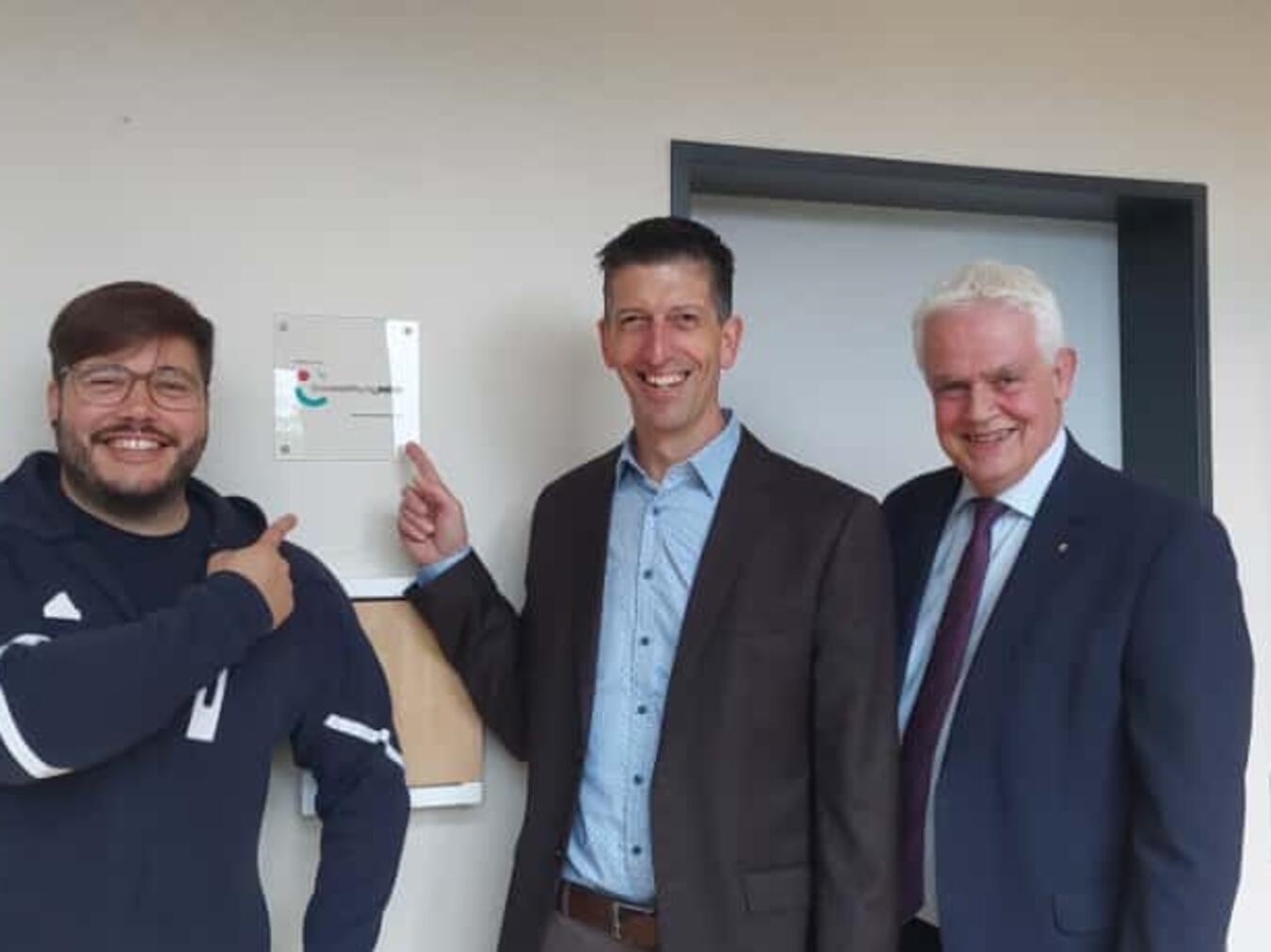Stellvertretend für den erkrankten Stiftungsratsvorsitzenden Marco Schmitz MdL übergab Dr. Günther Bergmann MdL (r.)  als örtlich zuständiger Landtagsabgeordneter den Bescheid. Thomas Peters (Mitte)  nahm als Geschäftsführer der St. Johannes-Stift Kranenburg gGmbH gemeinsam mit Wohnbereichsleiter Thorben Rölkens (l.) den Bescheid entgegen. Foto: Landtagsbüro Bergmann