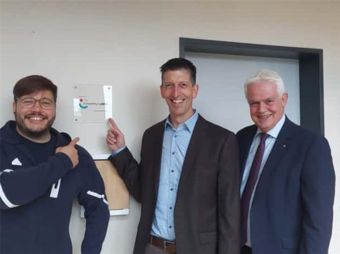 Stellvertretend für den erkrankten Stiftungsratsvorsitzenden Marco Schmitz MdL übergab Dr. Günther Bergmann MdL (r.)  als örtlich zuständiger Landtagsabgeordneter den Bescheid. Thomas Peters (Mitte)  nahm als Geschäftsführer der St. Johannes-Stift Kranenburg gGmbH gemeinsam mit Wohnbereichsleiter Thorben Rölkens (l.) den Bescheid entgegen. Foto: Landtagsbüro Bergmann