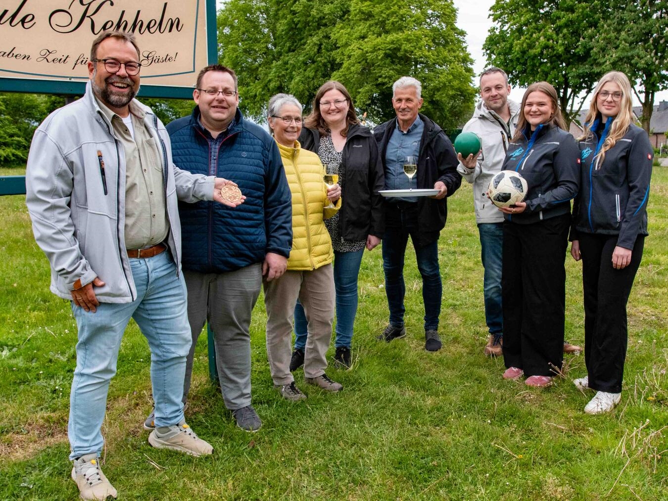 Gruppenfoto von Vereinsmitgliedern, die sich auf ein Event am 14. Juni freuen; Namen: Stephan Giesen, Dieter Kalbfleisch, Maria van Wickeren und weitere.