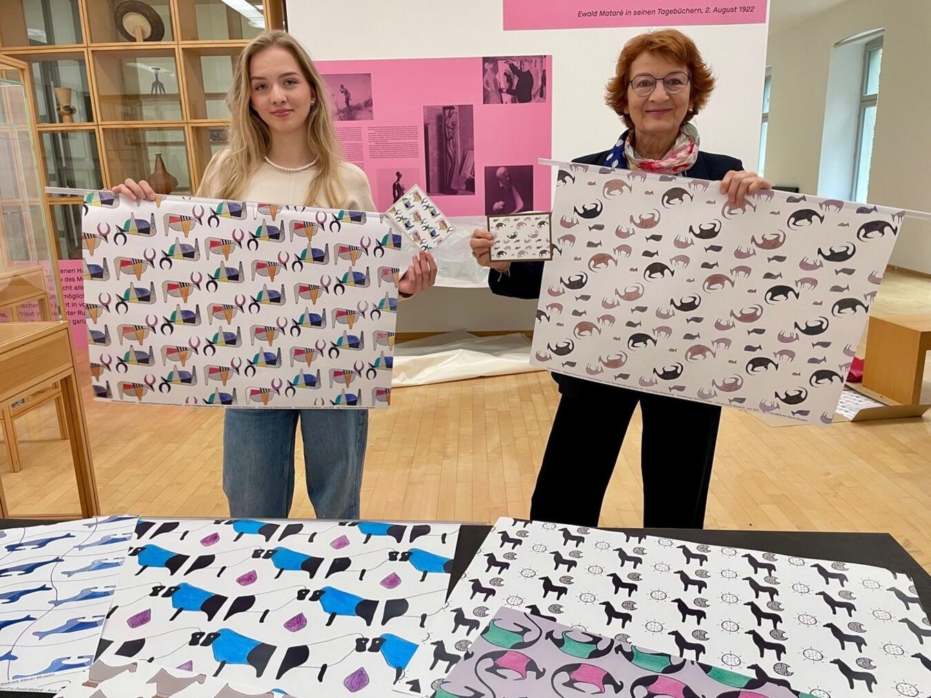 Stellvertretend für die kreative Gruppe konnten nun die Schülerin Mariana Stetsenko und ihre Lehrerin Sabine Schröer die frischen Drucke im Museum in Augenschein nehmen und der Öffentlichkeit vorstellen. Foto: Helga Diekhöfer