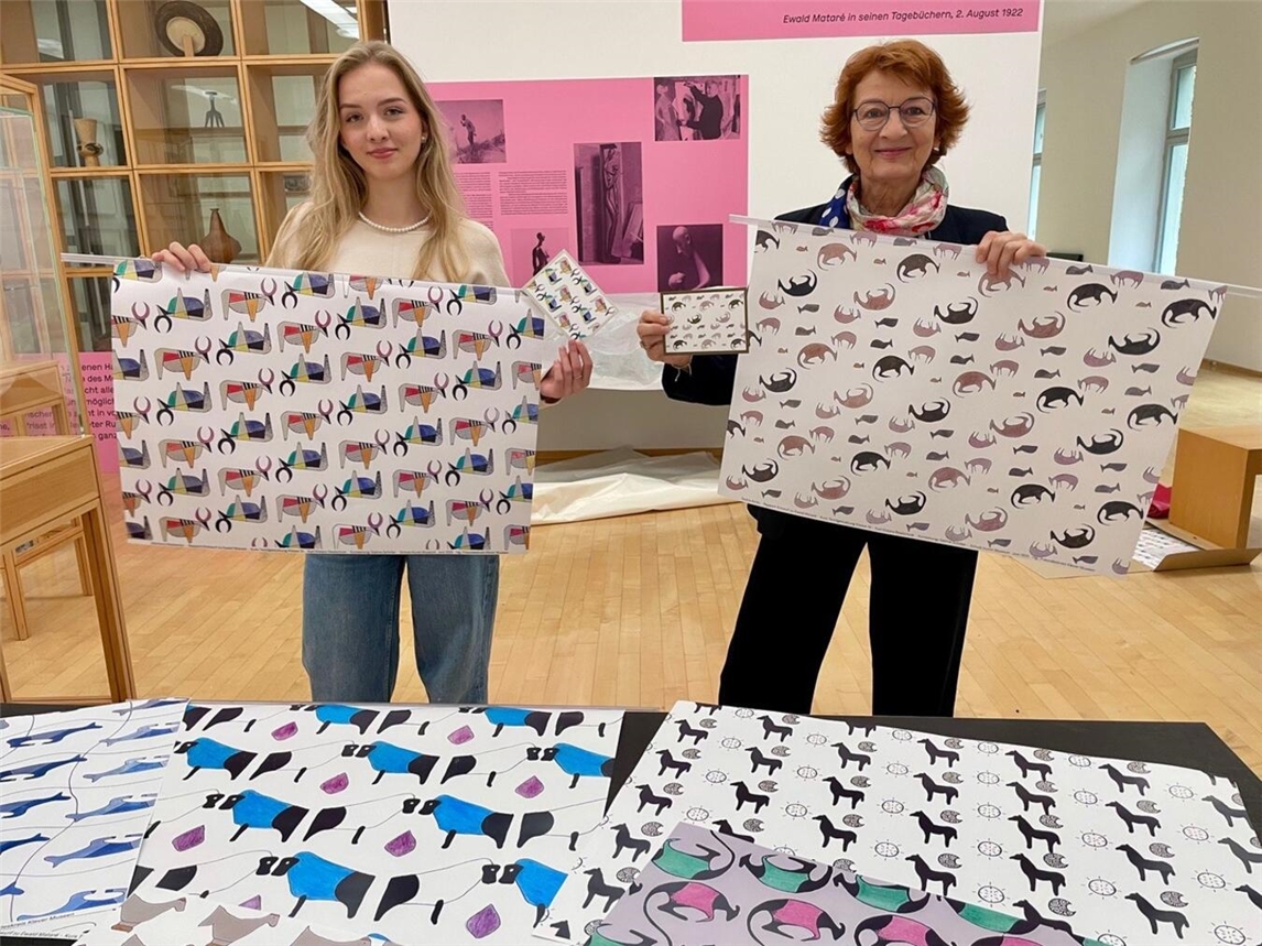 Stellvertretend für die kreative Gruppe konnten nun die Schülerin Mariana Stetsenko und ihre Lehrerin Sabine Schröer die frischen Drucke im Museum in Augenschein nehmen und der Öffentlichkeit vorstellen. Foto: Helga Diekhöfer