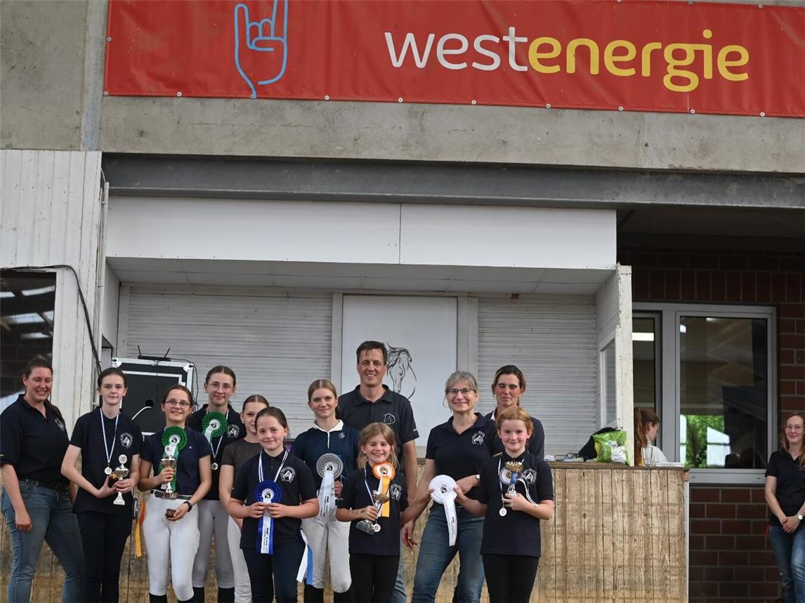 Stellvertretend übergab der Vorsitzende Bas Thijs die verdienten Dankesschleifen für die Weezer Schulpferde deren Paten. Foto: Reiterverein Graf von Schmettow