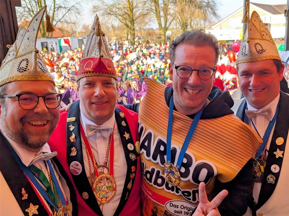 Stephan Giesen, Stephan Hünting, Bernd Dicks und Christian Hunzelar beim Rosenmontagszug in Keppeln. Foto: Christian Breuer