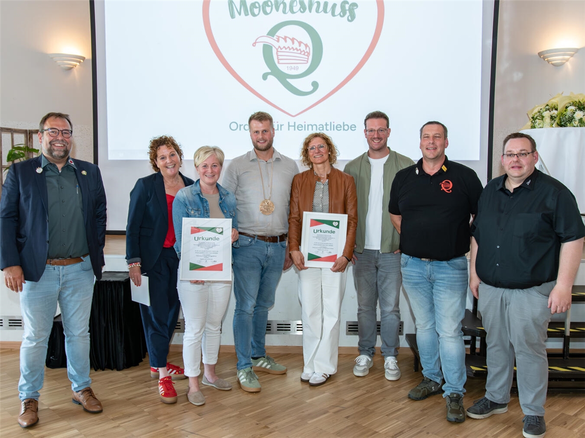 "Möökeshüss-Ordensverleihung: Stephan Giesen und Steffi Neu mit Preisträgern Cira Peschke, Gerwin Weber und Ina Krause, flankiert von Gratulanten."