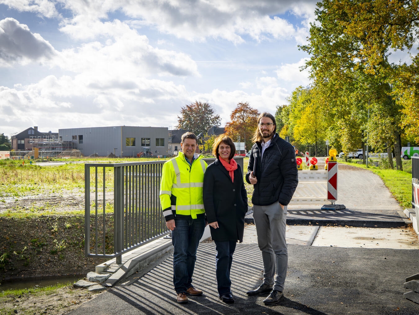 Stephan Haupt (l., Team Erschließung der Stadt Geldern), Bettina von der Linde (Leiterin des Bereichs Stadtentwicklung und Stadtplanung bei der Stadt Geldern) und Heiko Stienen (Immobilienvermittler bei der Voba Immobilien eG) freuen sich über die Fortschritte am Lüßfeld.Foto: Gerhard Seybert