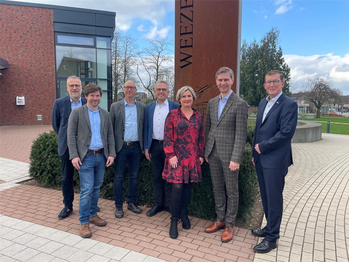Stephan R. Brockschmidt (Lebenshilfe Geldern und Kleve), Gerrit Hermans (Caritasverband Geldern-Kevelaer), Jörg Kador (Lebenshilfe Geldern und Kleve), Dr. Volkhard Wille (MdL), Andrea Weyers (Lebenshilfe Geldern und Kleve), Stephan Wolters (MdL) und Karl Döring (Caritasverband Geldern-Kevelaer, v.l.).Foto: Caritasverband Geldern-Kevelaer/ Lebensmittelhilfe Gelderland